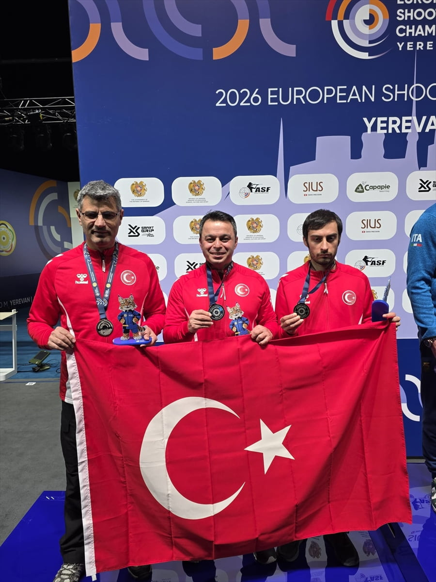 Avrupa Havalı Silahlar Şampiyonası'nda mücadele eden milli atıcılar İsmail Keleş (ortada), Yusuf...