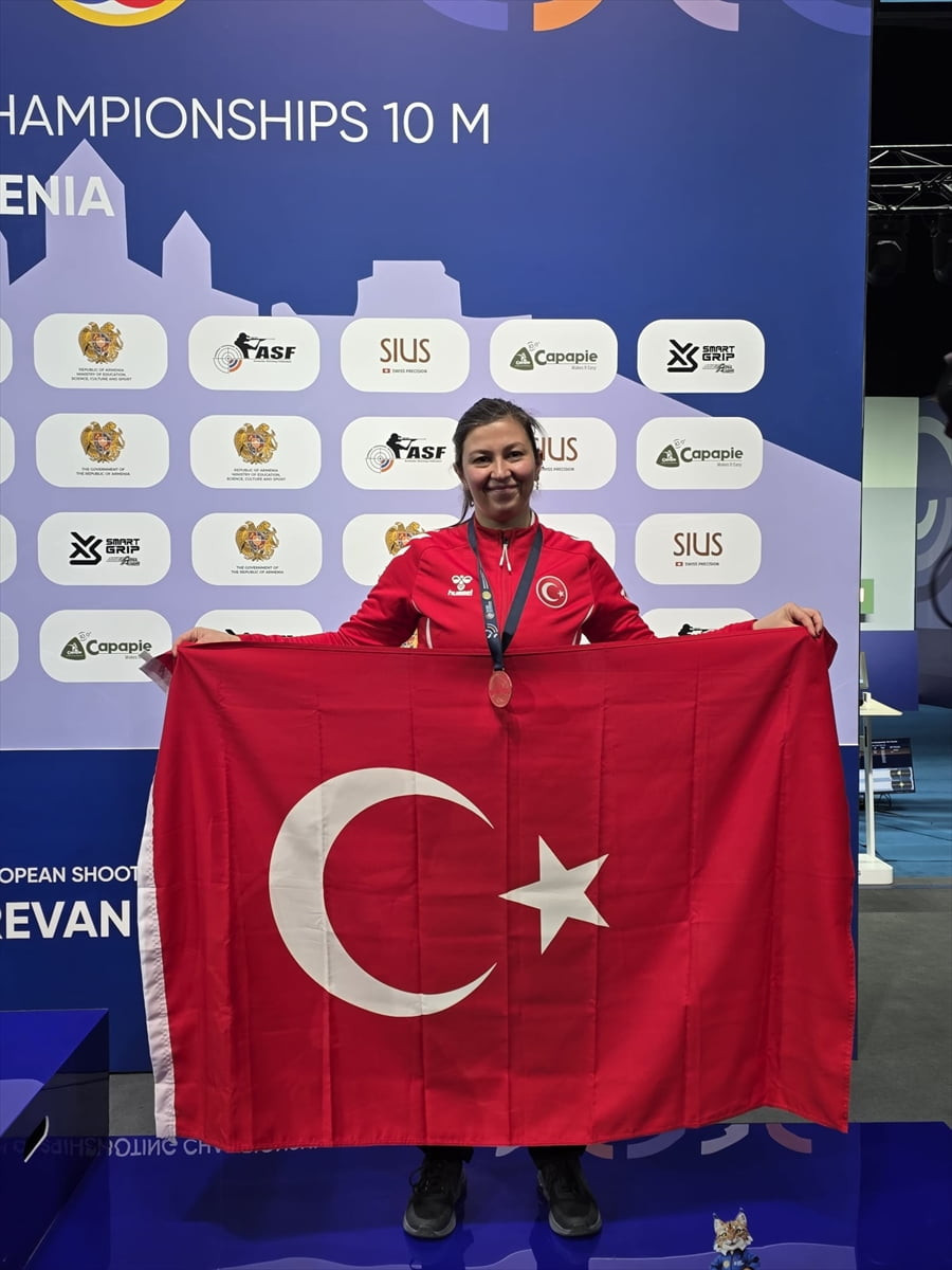 Avrupa Havalı Silahlar Şampiyonası'nda mücadele eden milli sporcu Elif Duygu Eren Kotoş, kadınlar...