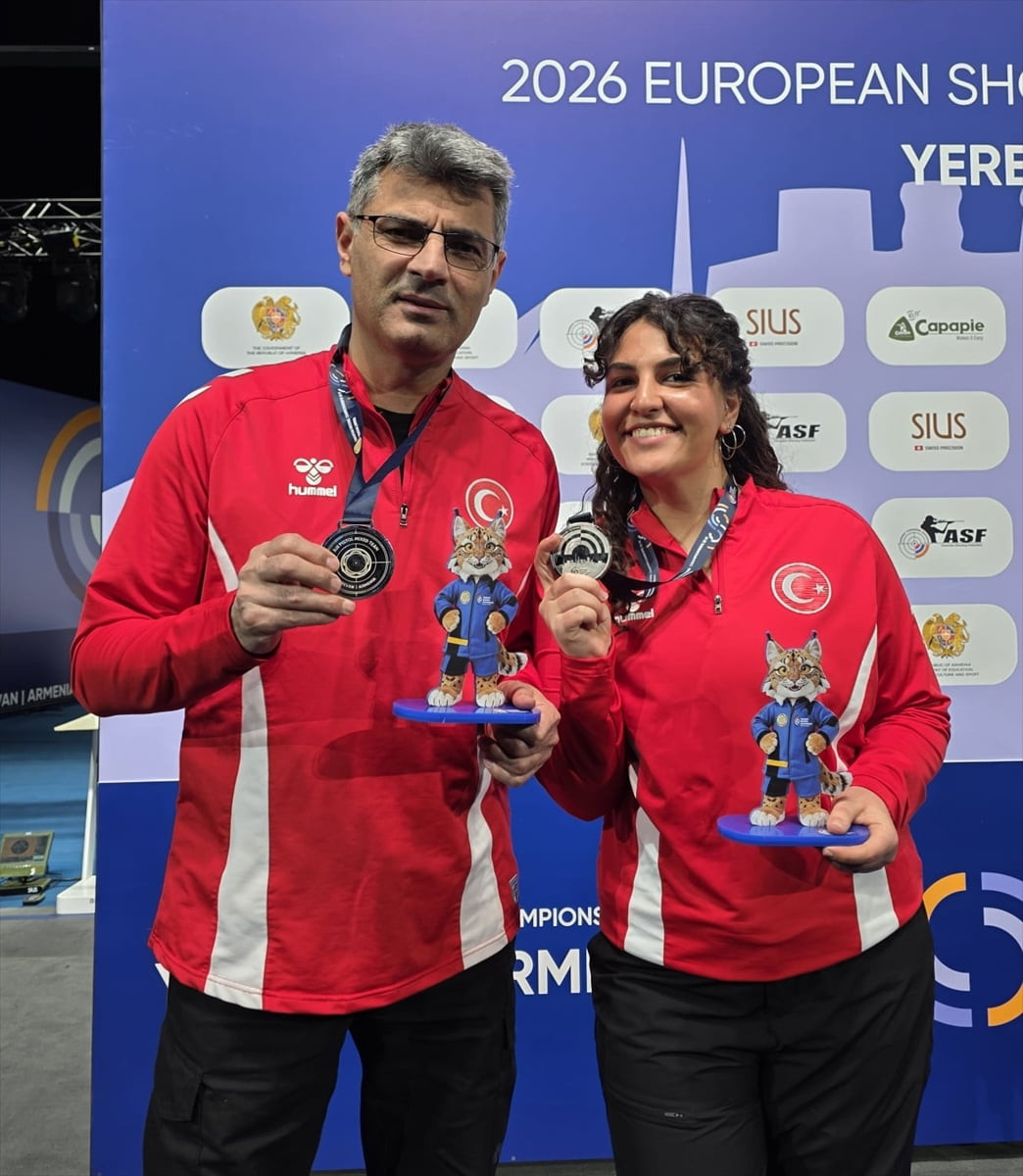 Avrupa Havalı Silahlar Şampiyonası'nda mücadele eden Şevval İlayda Tarhan ile Yusuf Dikeç, 10...