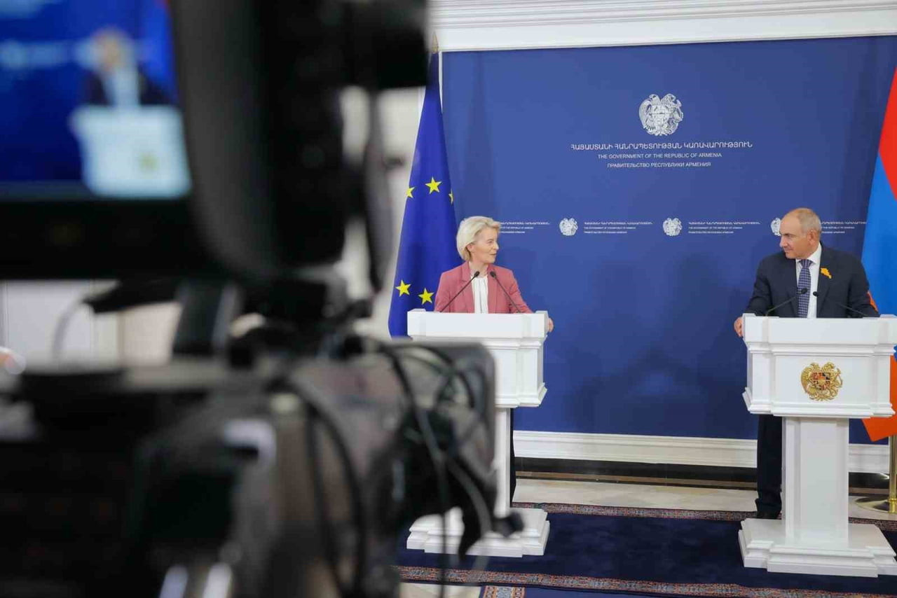 AVRUPA KOMİSYONU BAŞKANI URSULA VON DER LEYEN, RESMİ TEMASLARDA BULUNMAK ÜZERE ERİVAN’DA BAŞBAKAN...