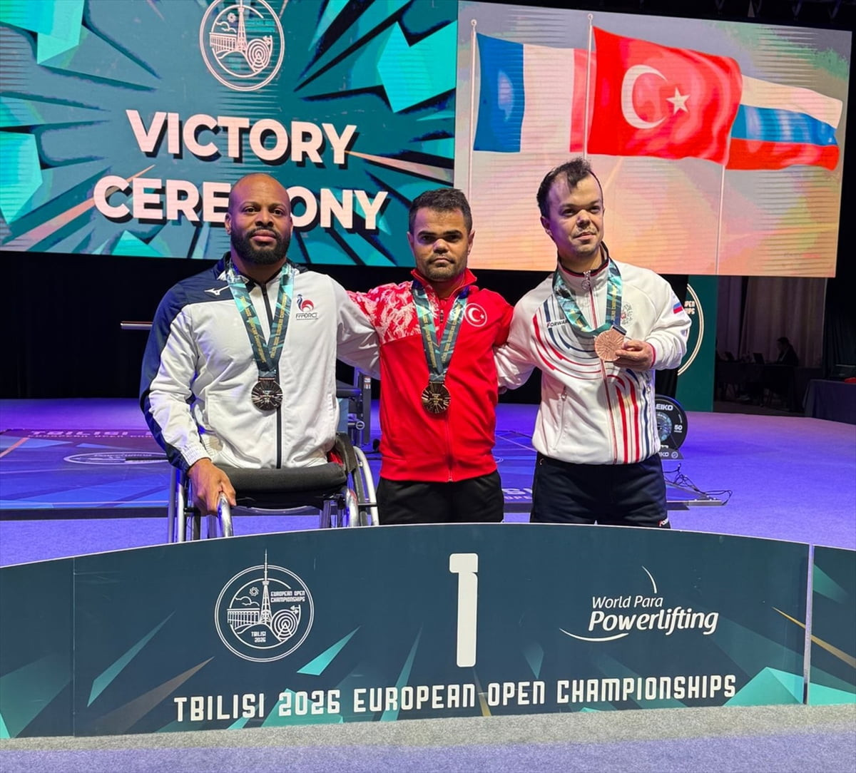 Avrupa Para Halter Şampiyonası'nda mücadele eden Abdullah Kayapınar (ortada), erkekler 49 kilo...