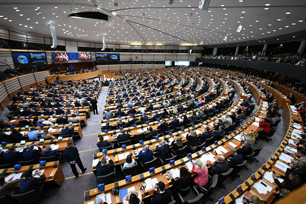 Avrupa Parlamentosu (AP) Genel Kurulu'nda, Avrupa Birliği (AB) ülkelerinin yolsuzlukla mücadelede...