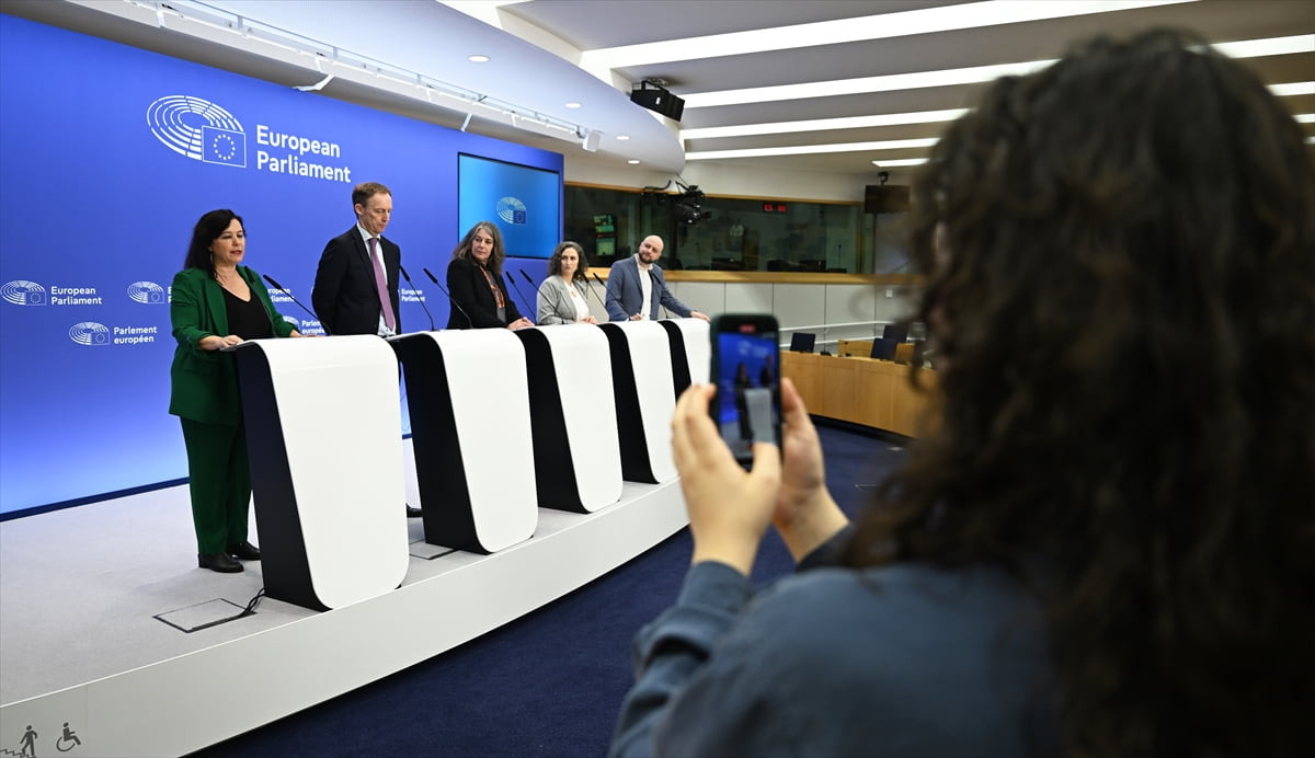 Avrupa Parlamentosunda (AP) farklı gruplardan milletvekilleri, işgal altındaki Filistin...
