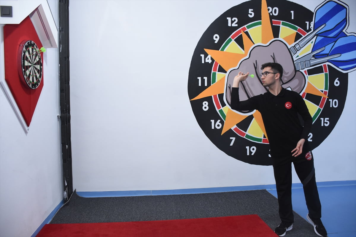 Avrupa şampiyonu milli sporcu Tuğraner Boylu, dart sporunda Avrupa ve dünya şampiyonalarında elde...