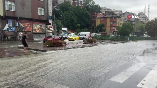 Avrupa yakasında sağanak etkili oldu: Yollar göle döndü, araçlar suda ilerleyemedi