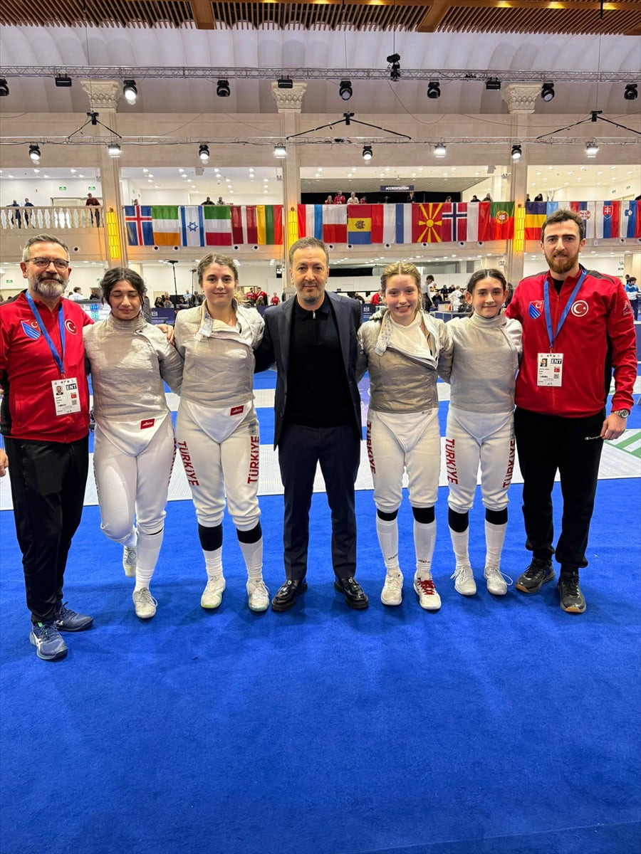 Avrupa Yıldızlar Eskrim Şampiyonası'nda mücadele eden Türkiye Kadın Kılıç Milli Takımı, gümüş...