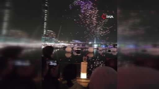 Avustralya'nın Sydney kentinde ışık festivali sırasında 89 dron suya düştü.