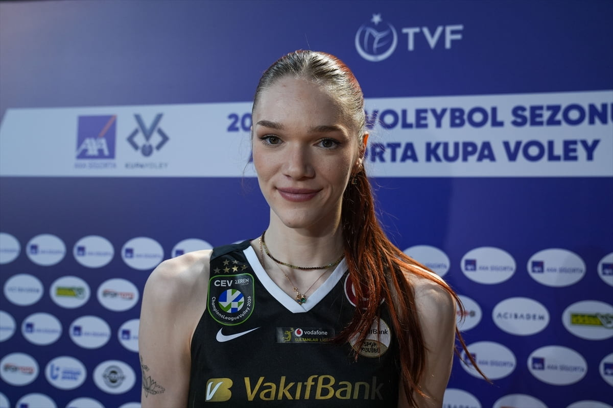 AXA Sigorta Kadınlar Kupa Voley Dörtlü Finali ilk maçı Ankara Spor Salonu'nda oynandı. Galatasaray...