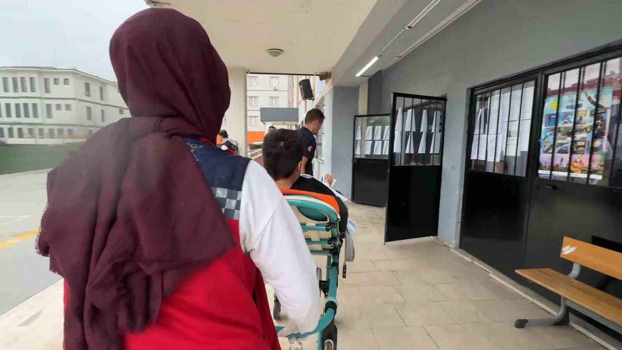 AYAĞI KIRIK ÖĞRENCİ AMBULANSLA SINAVA ULAŞTIRILDI