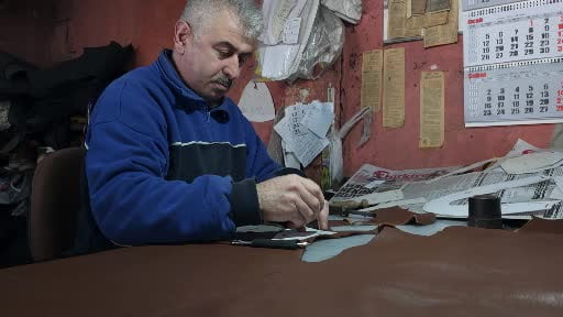 Ayakkabı imalatçısı 26 yıllık atölyesinde teknolojiyle yarışıyor