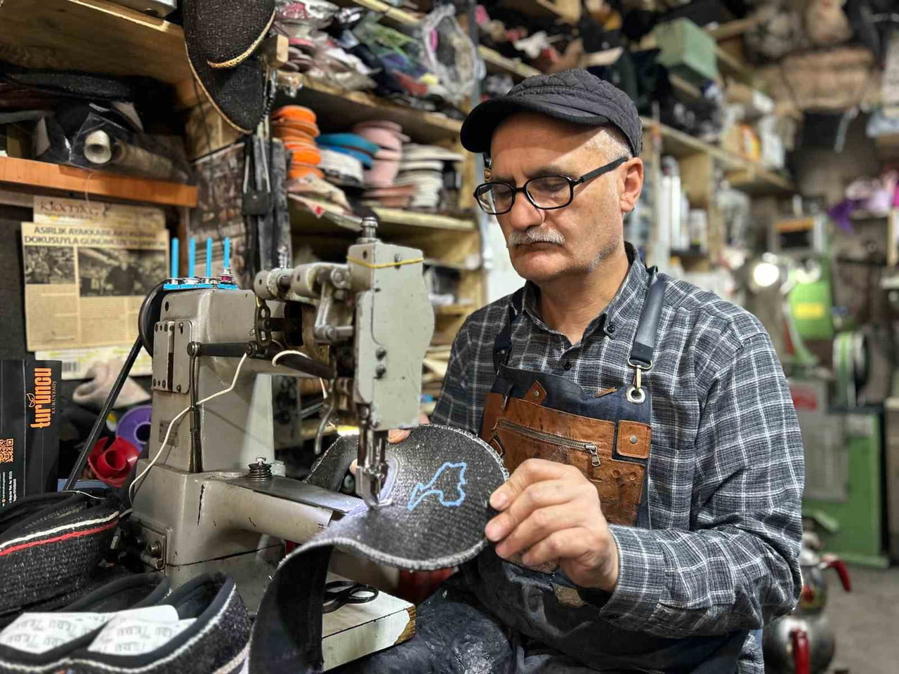 AYAKKABI USTASI MECİT EMEN, REŞİK AYAKKABISININ KENTİN ÖZGÜN BİR DEĞERİ OLDUĞUNU...