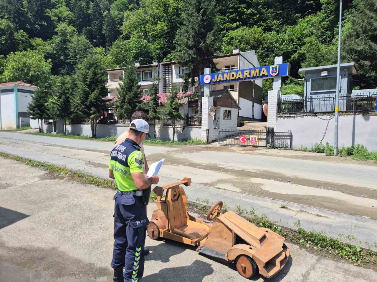 AYDER YAYLASI'NDA TAMAMEN AHŞAPTAN ÜRETİLEN VE SOSYAL MEDYADA İLGİ GÖREN ARAÇ, JANDARMANIN...