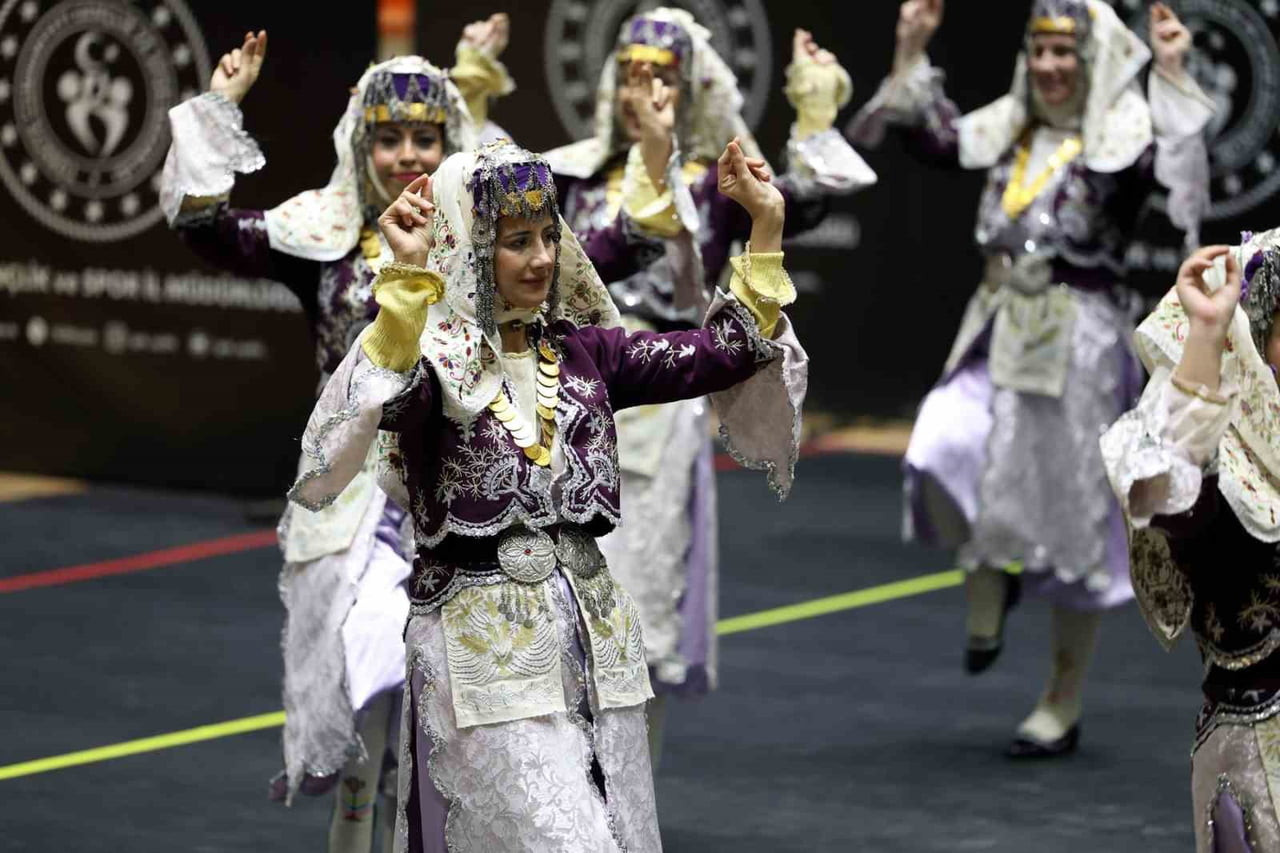 AYDIN BÜYÜKŞEHİR BELEDİYESİ HALK OYUNLARI EKİBİNDEN BİRİNCİLİK