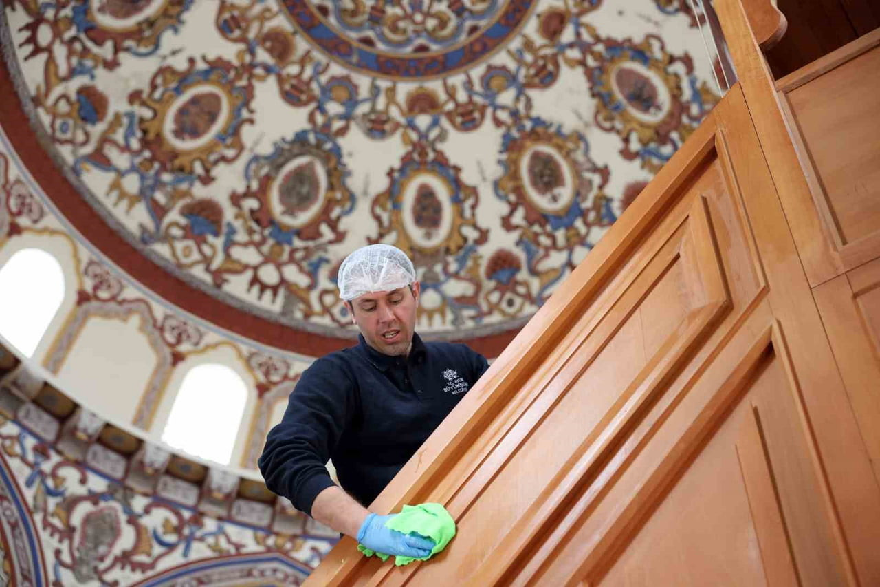 AYDIN BÜYÜKŞEHİR BELEDİYESİ, KENT GENELİNDEKİ CAMİLERDE GERÇEKLEŞTİRDİĞİ TEMİZLİK ÇALIŞMALARINA...