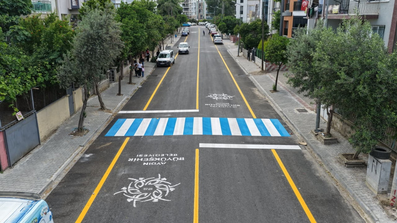 AYDIN BÜYÜKŞEHİR BELEDİYESİ TARAFINDAN EFELER İLÇESİ FİDANLIK CADDESİ’NDE YÜRÜTÜLEN ASFALT...