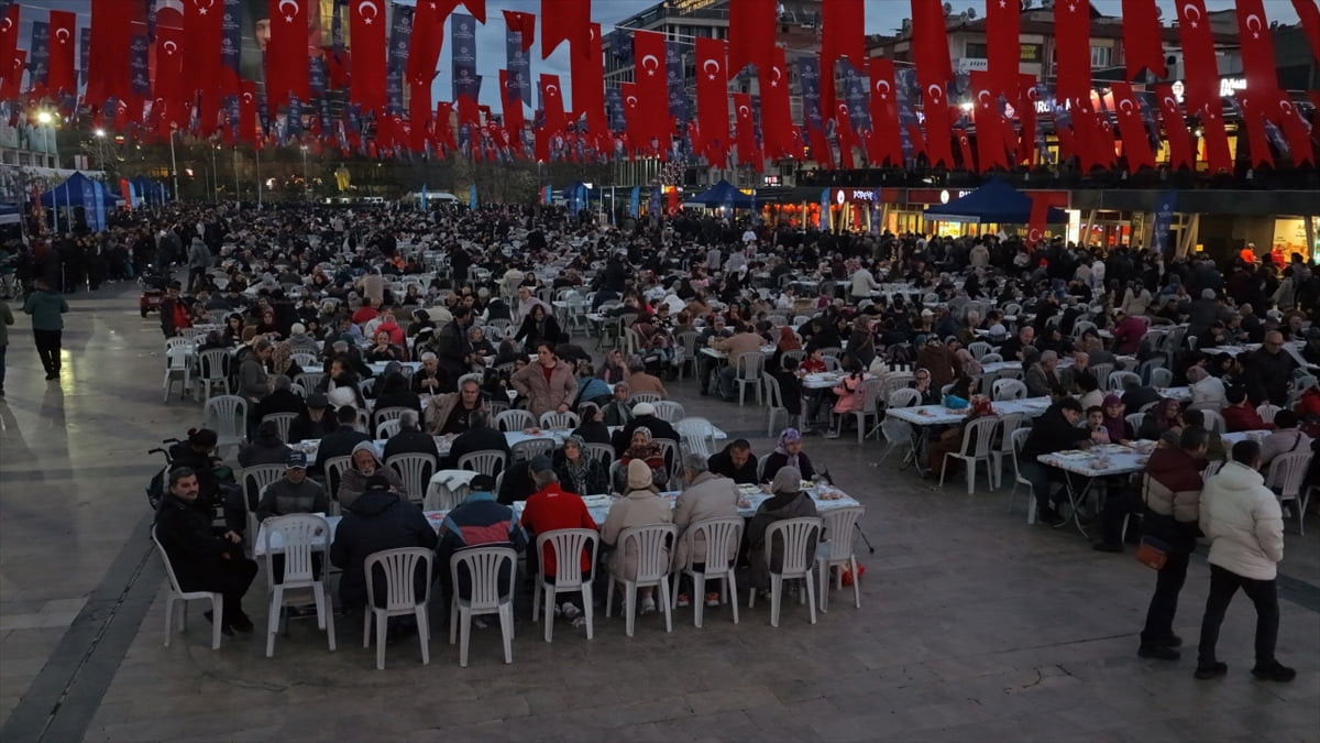 Aydın Büyükşehir Belediyesi tarafından vatandaşların iftar yapabilmesi için kentin 10 farklı...