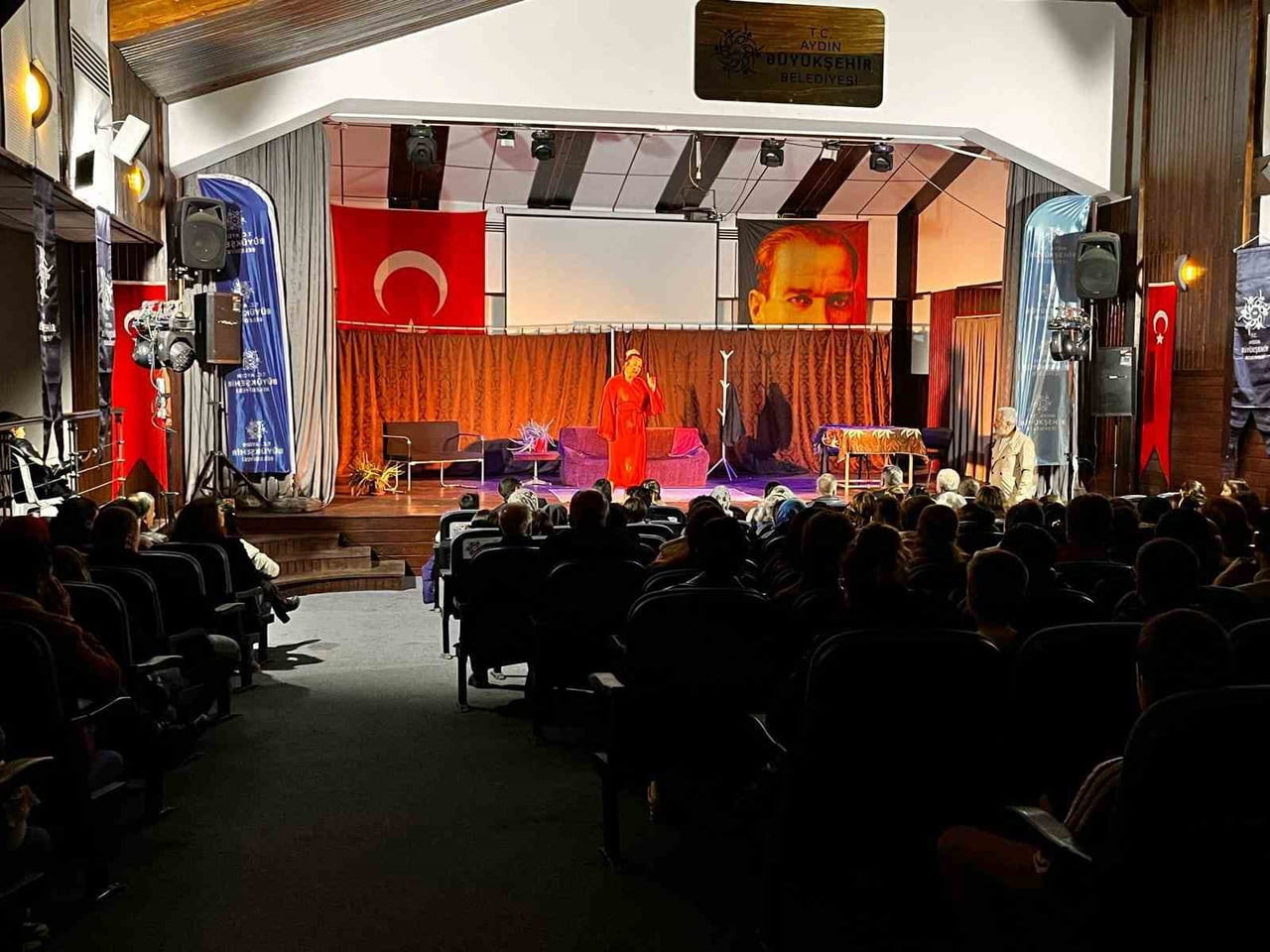 AYDIN BÜYÜKŞEHİR BELEDİYESİ’NİN KÜLTÜR-SANAT ETKİNLİKLERİ KAPSAMINDA KARACASU’DA SAHNELENEN “İYİ...