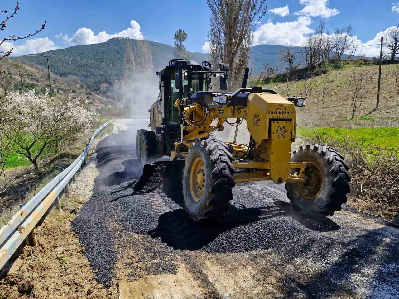 AYDIN BÜYÜKŞEHİR İLÇELERDE YOL ÇALIŞMALARINA DEVAM EDİYOR