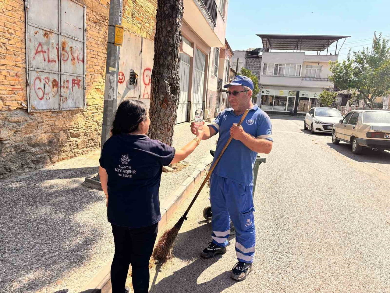 AYDIN BÜYÜKŞEHİR VE ASKİ PERSONELLERİNE SICAK HAVADA SU DESTEĞİ