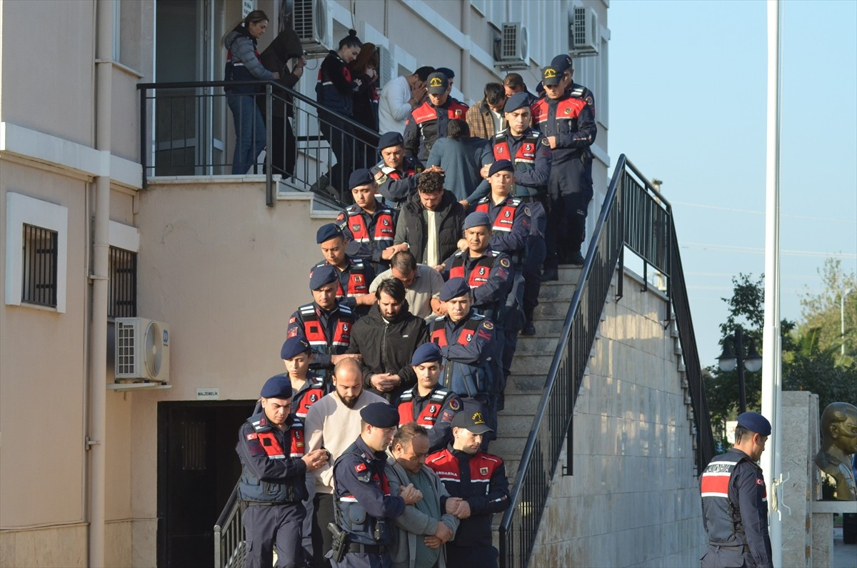 Aydın merkezli 7 ilde, sahte borsa yatırım uygulamalarıyla dolandırıcılık yaptıkları iddiasıyla...