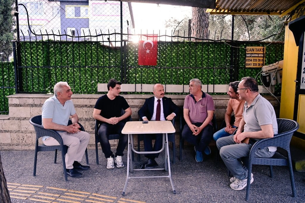 AYDIN VALİSİ DR. OSMAN VAROL, EFELER İLÇESİNDE BULUNAN TAKSİ DURAĞINI ZİYARET EDEREK TAKSİCİ...