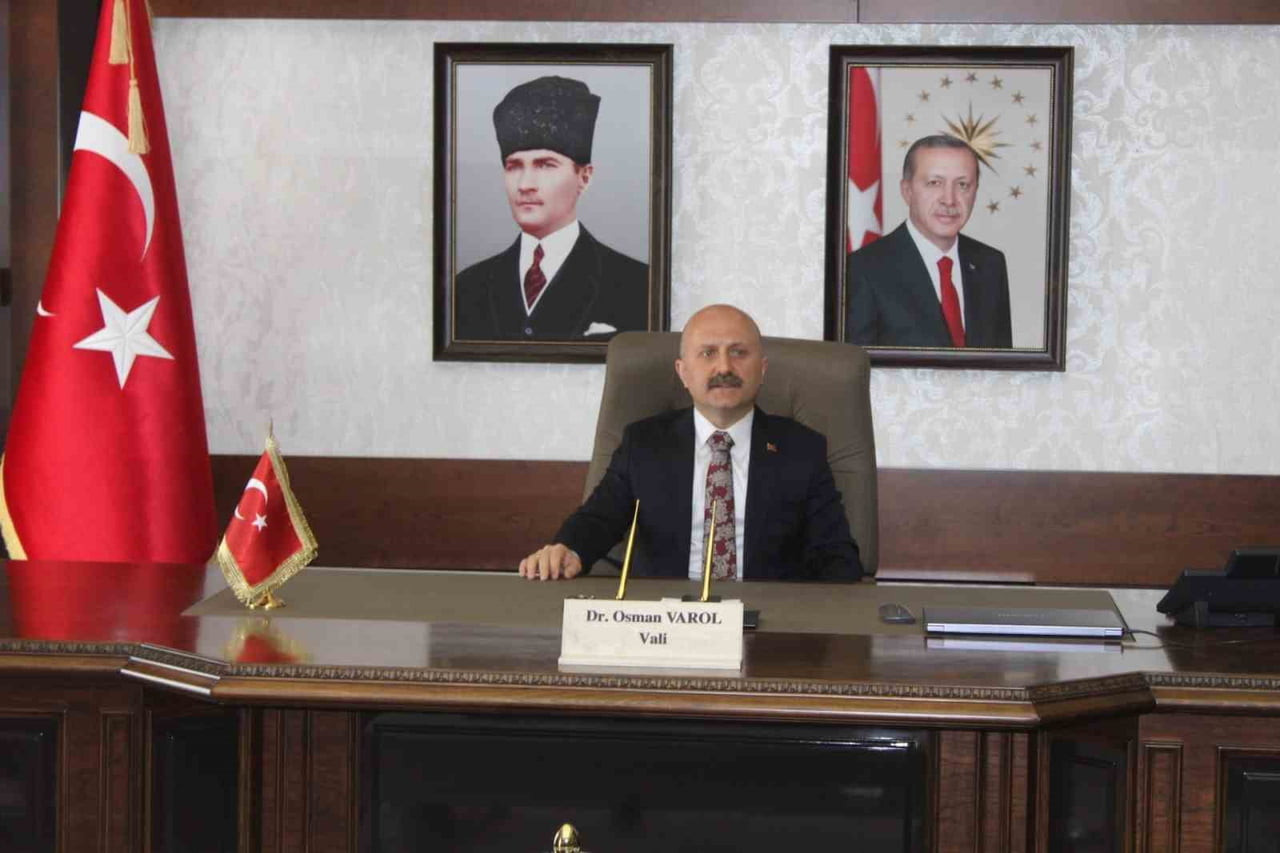AYDIN VALİSİ DR. OSMAN VAROL, GÖREVE BAŞLAMASI DOLAYISIYLA KENDİSİNE ÇİÇEK GÖNDERİLMESİ YERİNE...
