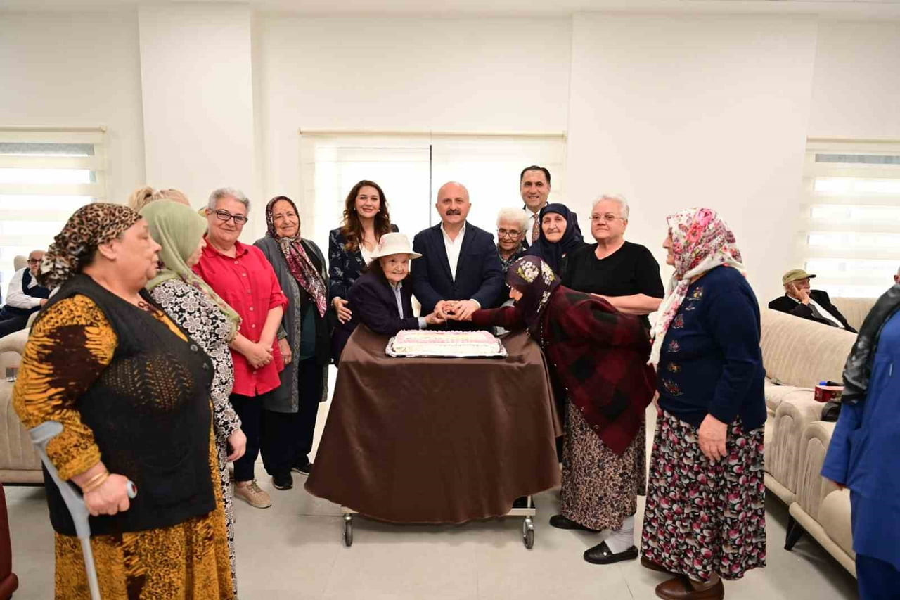 AYDIN VALİSİ DR. OSMAN VAROL VE EŞİ FUNDA VAROL, ANNELER GÜNÜ DOLAYISIYLA HUZUREVİ SAKİNLERİ İLE...