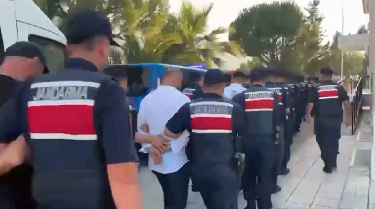 AYDIN'DA 3 AYLIK TEKNİK VE FİZİKİ TAKİBİN ARDINDAN DÜZENLENEN EŞ ZAMANLI UYUŞTURUCU OPERASYONUNDA...