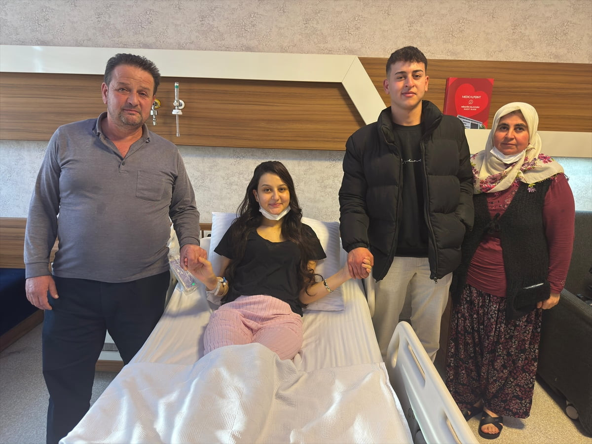 Aydın'da babasıyla birlikte mantar yedikten sonra karaciğer yetmezliği yaşayan 18 yaşındaki Medine...