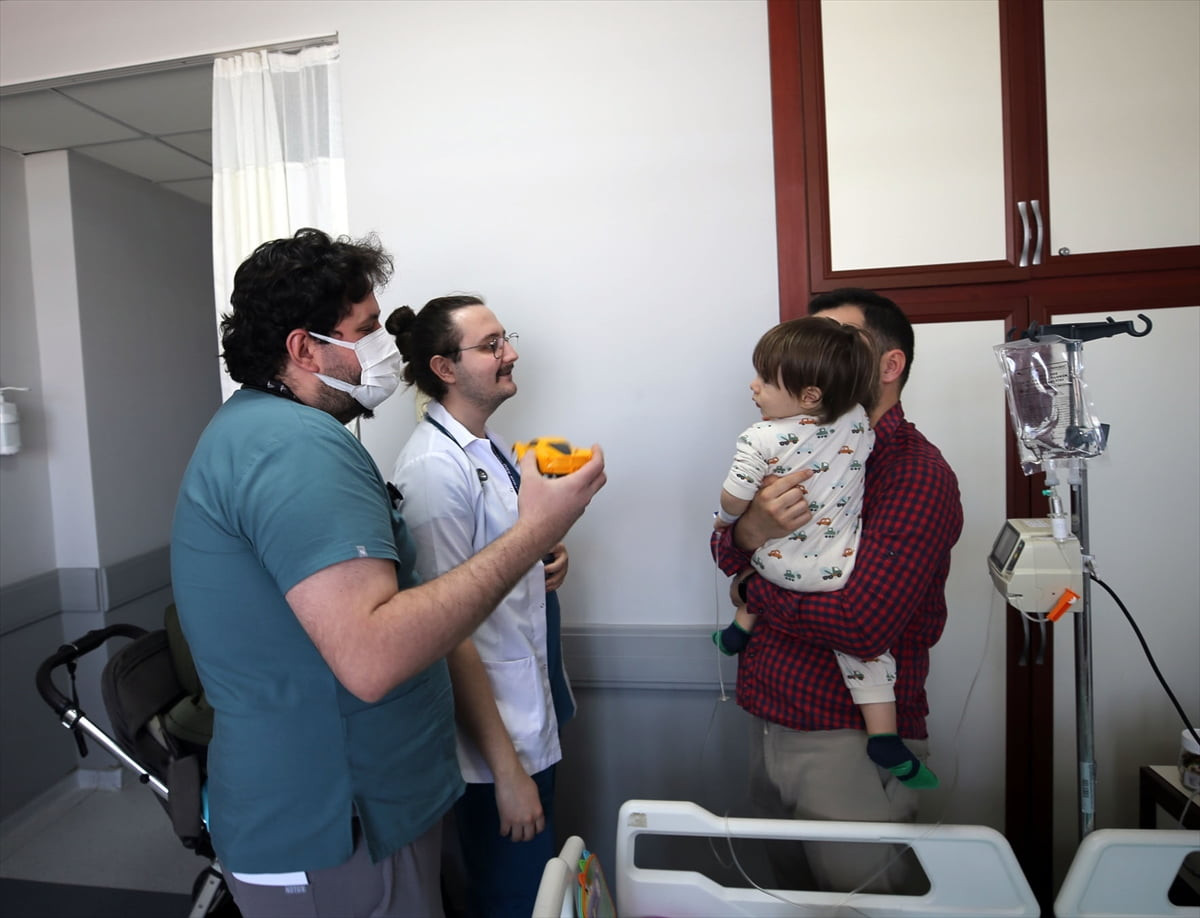 Aydın'da doktor kardeşler, aynı hastanede çocuklara sağlık hizmeti sunuyor. Liseye kadar aynı...