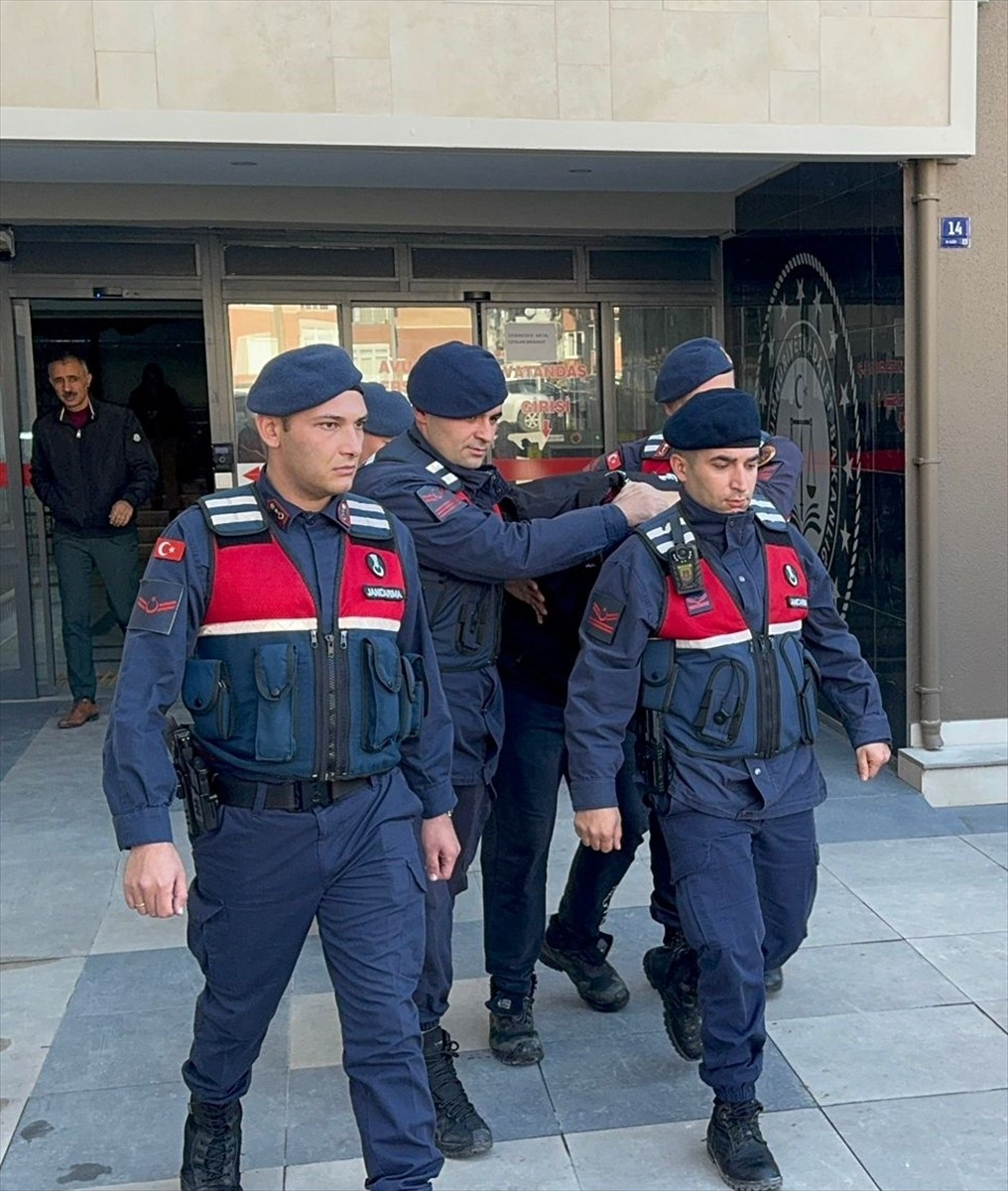 Aydın'da eski eşiyle evli polise otomobille çarpıp yaralanmasına neden olan kişi tutuklandı.