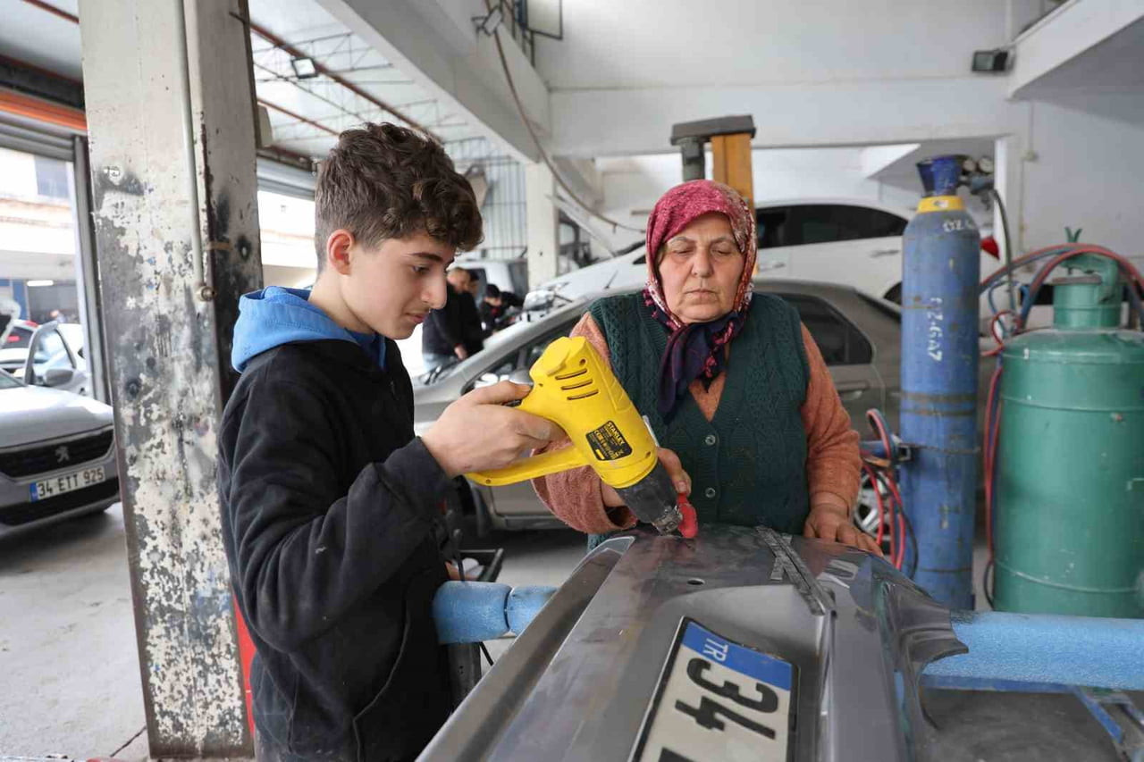 AYDIN'DA OTO DOĞRULTMA USTASI OLARAK ÇALIŞAN 63 YAŞINDAKİ KADIN, ERKEK EGEMEN SANAYİDE 45 YILLIK...