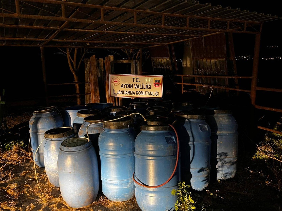 Aydın'ın Çine ilçesinde düzenlenen operasyonda 6 ton sahte şarap ele geçirildi, 1 kişi gözaltına...