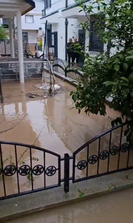 AYDIN'IN DİDİM İLÇESİNDE ETKİLİ OLAN ŞİDDETLİ YAĞIŞ DOLAYISIYLA EV VE İŞYERLERİ SU ALTINDA...