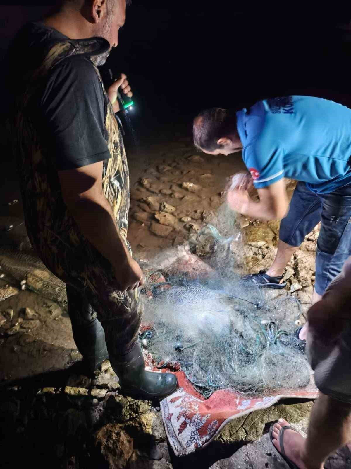 AYDIN'IN DİDİM İLÇESİNDE İLÇE TARIM EKİPLERİNCE YAPILAN GECE DENETİMİNDE SAHİPSİZ BALIK AĞLARINA...