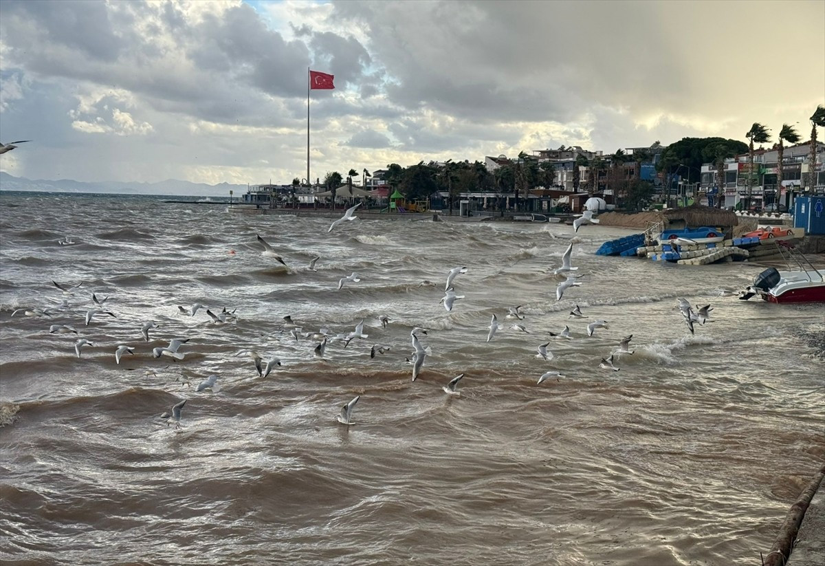 Aydın'ın Didim ilçesinde sağanak dolayısıyla denizin rengi değişti.