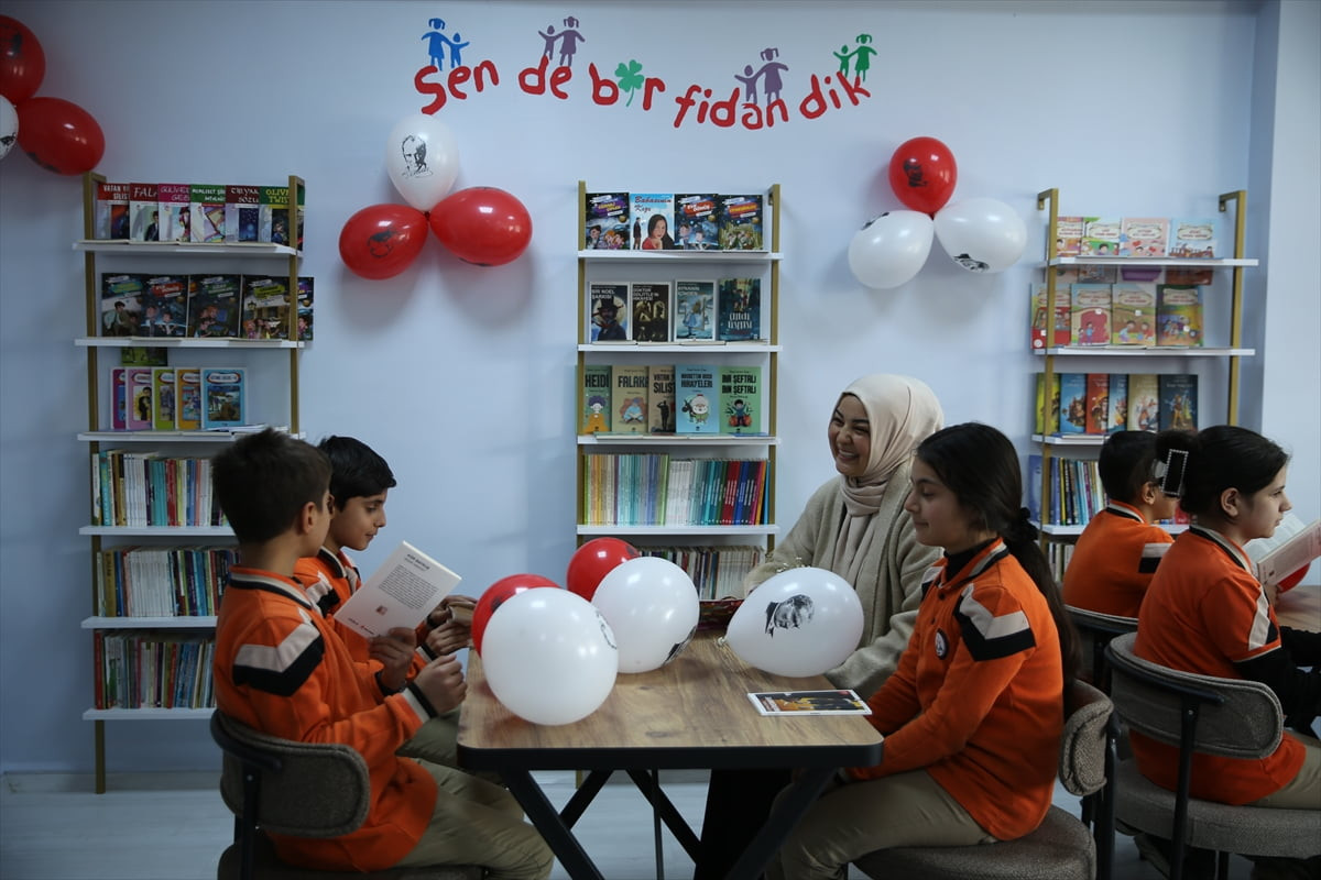 Aydın'ın Didim ilçesinde yaşayan eğitim gönüllüleri emekli Osman Özek ve eşi Sevgi Akgül Özek...