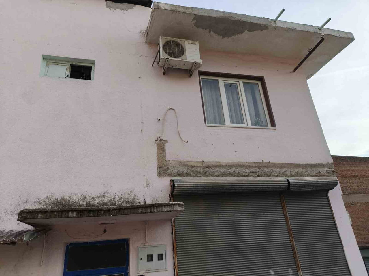 AYDIN'IN EFELER İLÇESİ MESUDİYE MAHALLESİ’NDE BULUNAN VE GEÇEN AY BALKONU ÇÖKMESİ NEDENİYLE 2...