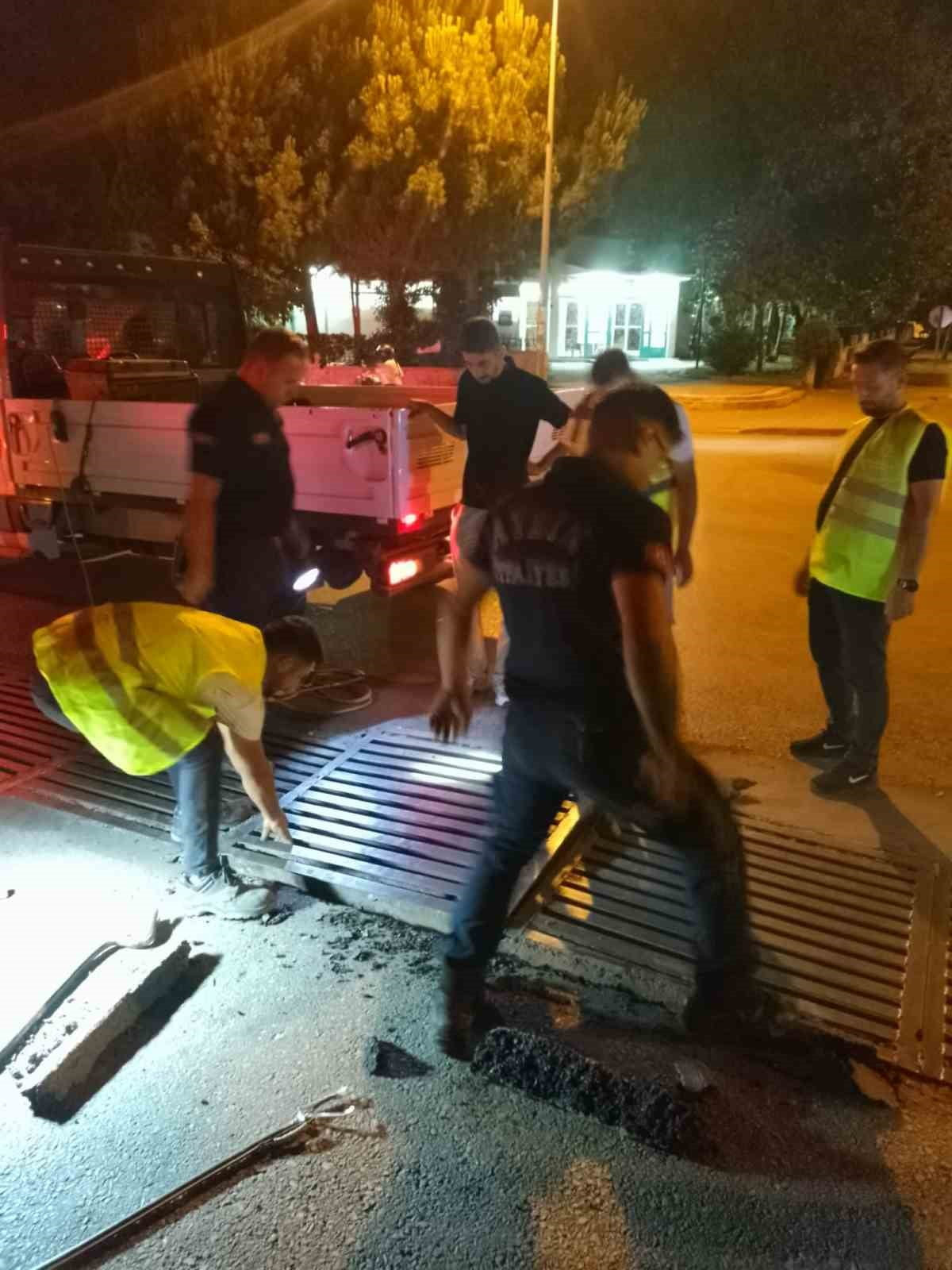 AYDIN'IN EFELER İLÇESİNDE 3 GÜNDÜR MAZGAL ALTINDA MAHSUR KALAN KEDİ, İTFAİYE VE BELEDİYE...