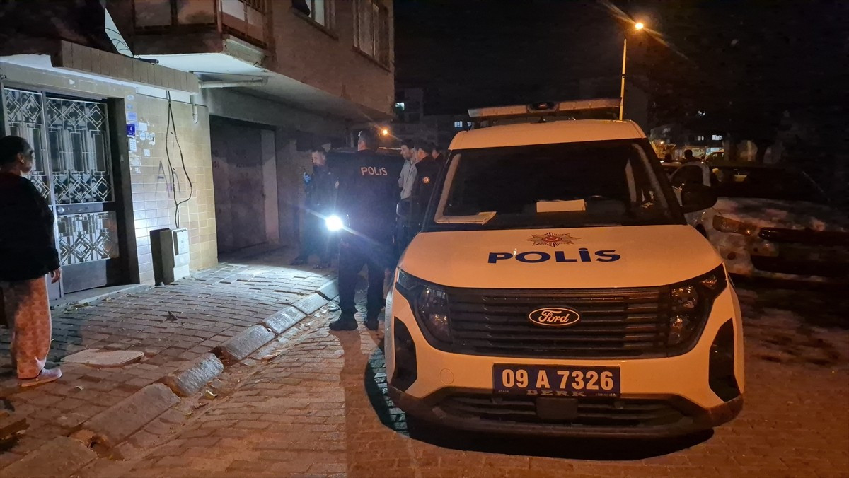 Aydın'ın Efeler ilçesinde binanın dışından sarkan kablo nedeniyle elektrik akımına kapılan 7...