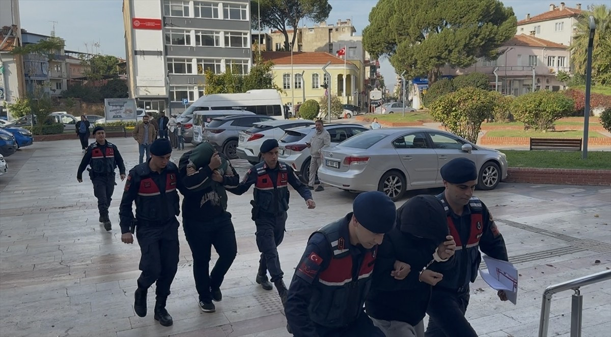 Aydın'ın Efeler ilçesinde bir bahçeden zeytin çaldığı iddiasıyla gözaltına alınan 3 şüpheliden...