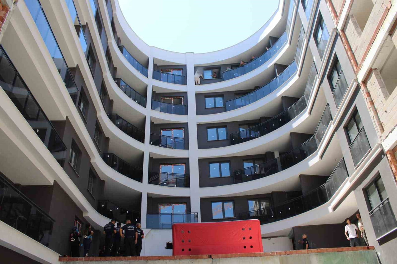 AYDIN'IN EFELER İLÇESİNDE BİR İNŞAATIN 6'NCI KATINA ÇIKAN 32 YAŞINDAKİ A.S., AİLESİ VE EKİPLERİN...