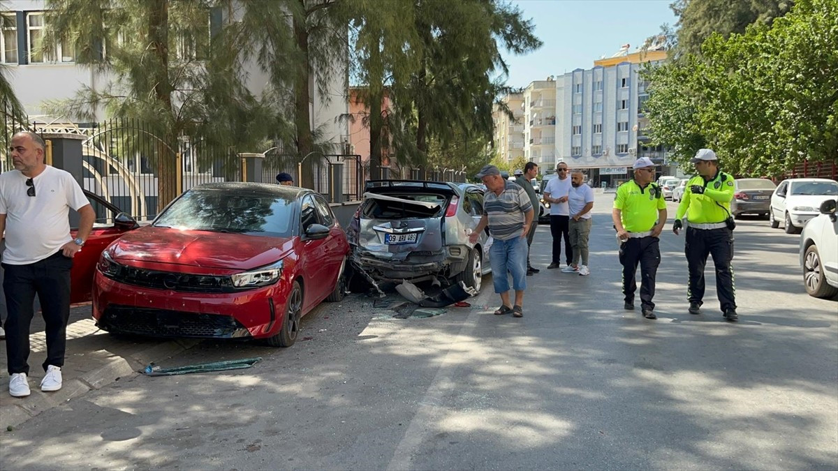 Aydın'ın Efeler ilçesinde bir sürücü, otomobilini park etmek isterken park halindeki 5 otomobilde...