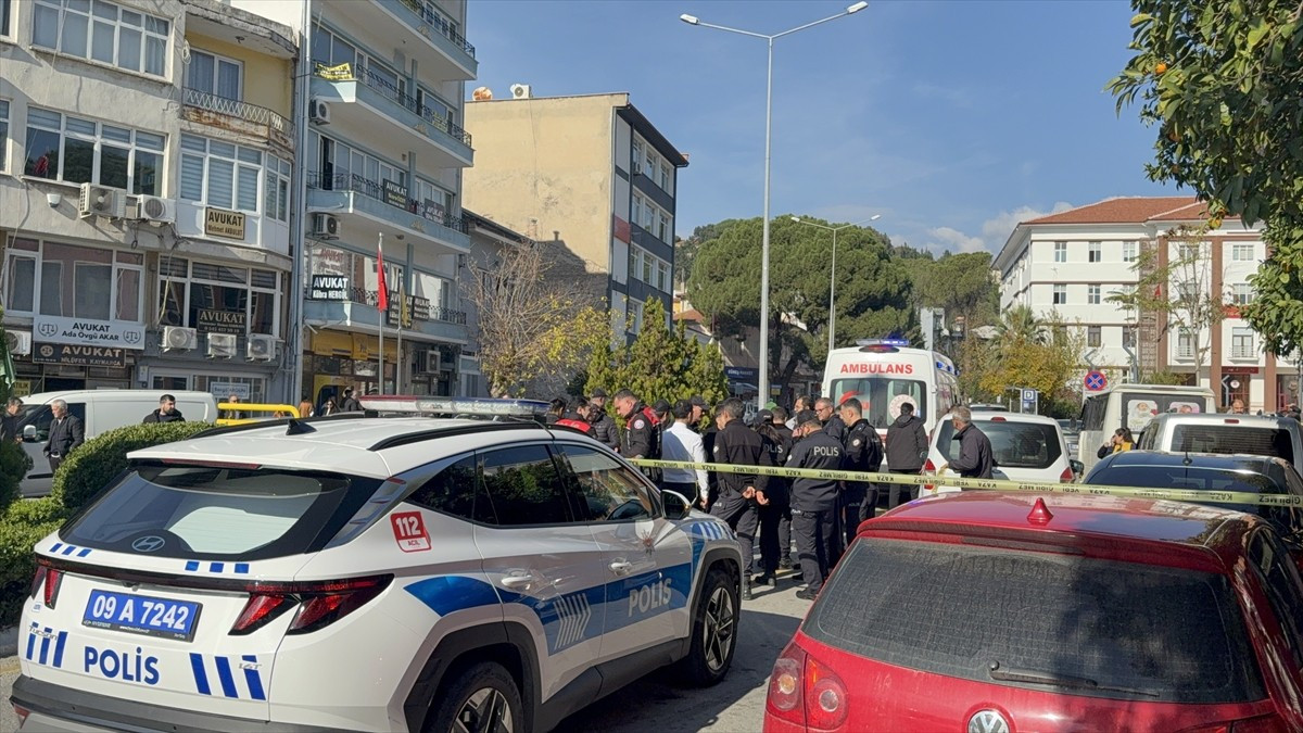 Aydın'ın Efeler ilçesinde boşanma aşamasındaki eşini bıçaklayan koca gözaltına alındı. Olay yerine...