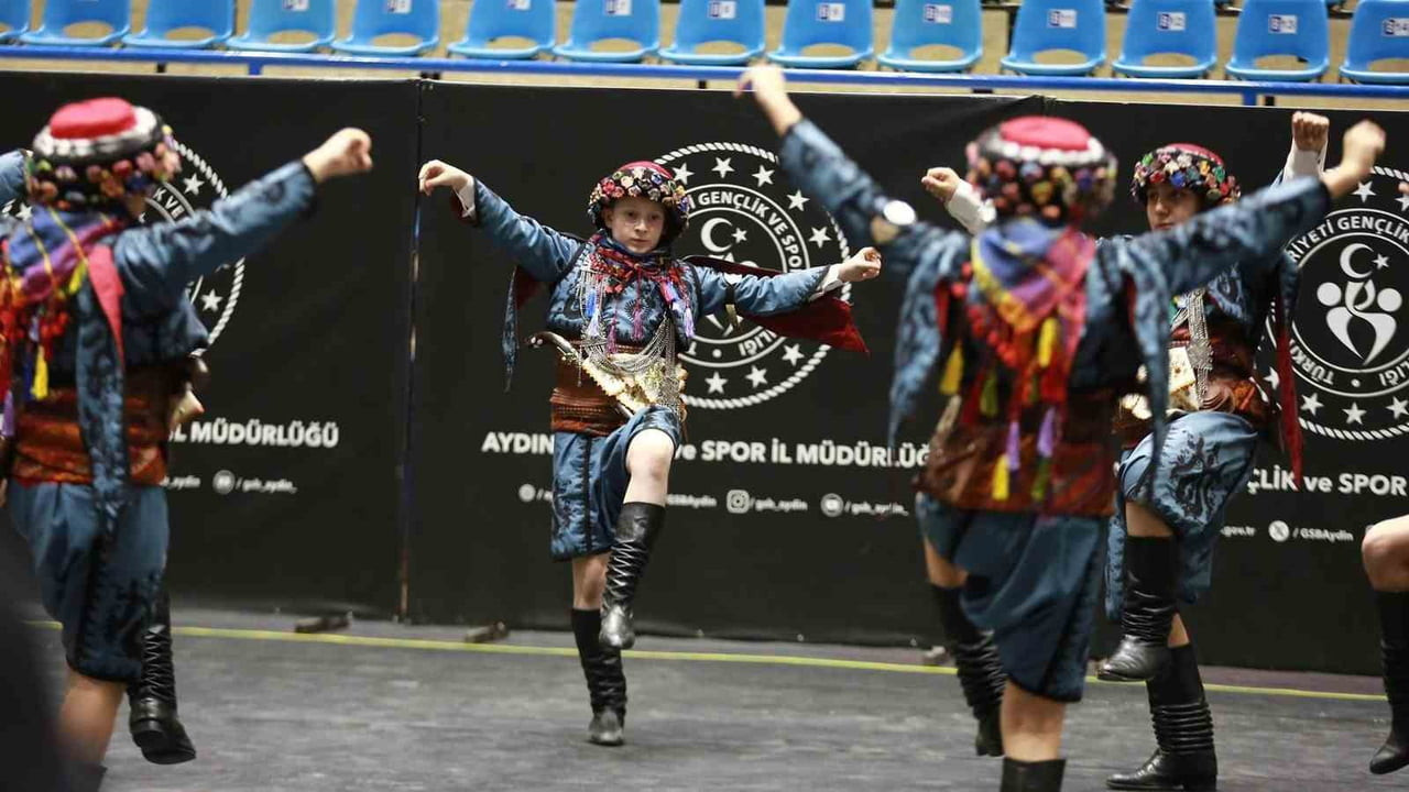 AYDIN'IN EFELER İLÇESİNDE DÜZENLENEN KULÜPLER ARASI AYDIN İL YARIŞMASI'NDA BİRİNCİLİK İÇİN...