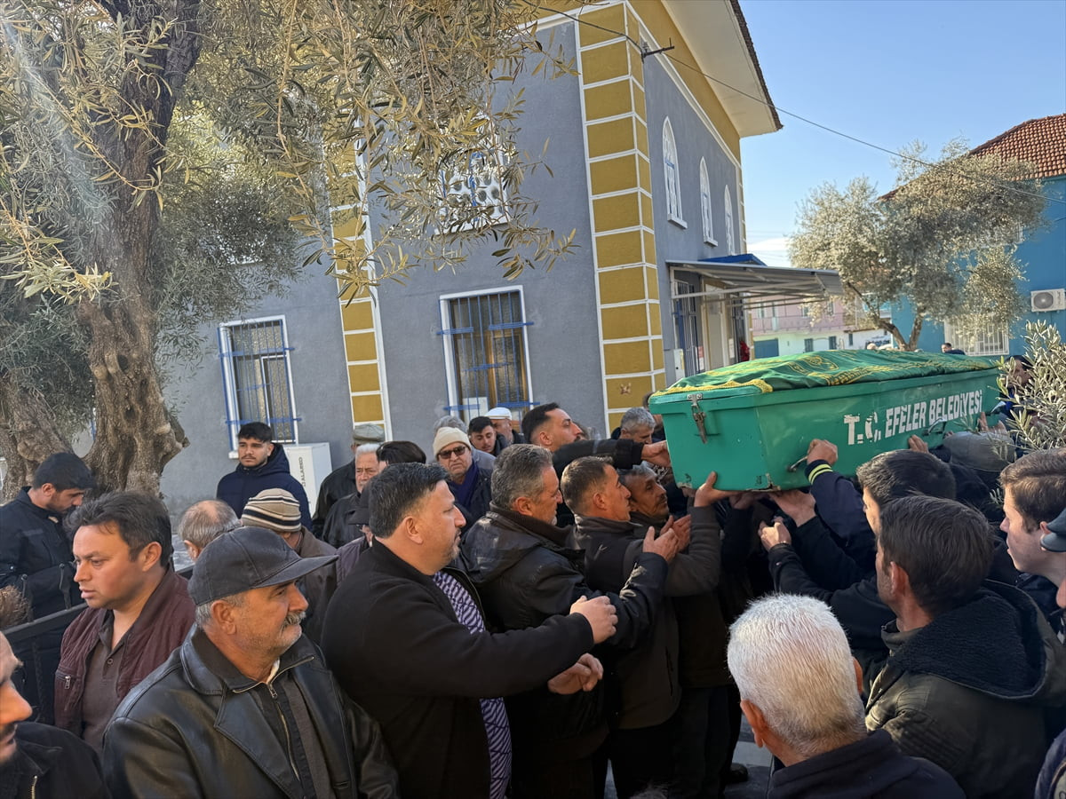 Aydın'ın Efeler ilçesinde ehliyet sınavı sırasında kalp krizi geçirdikten sonra motosikletten...