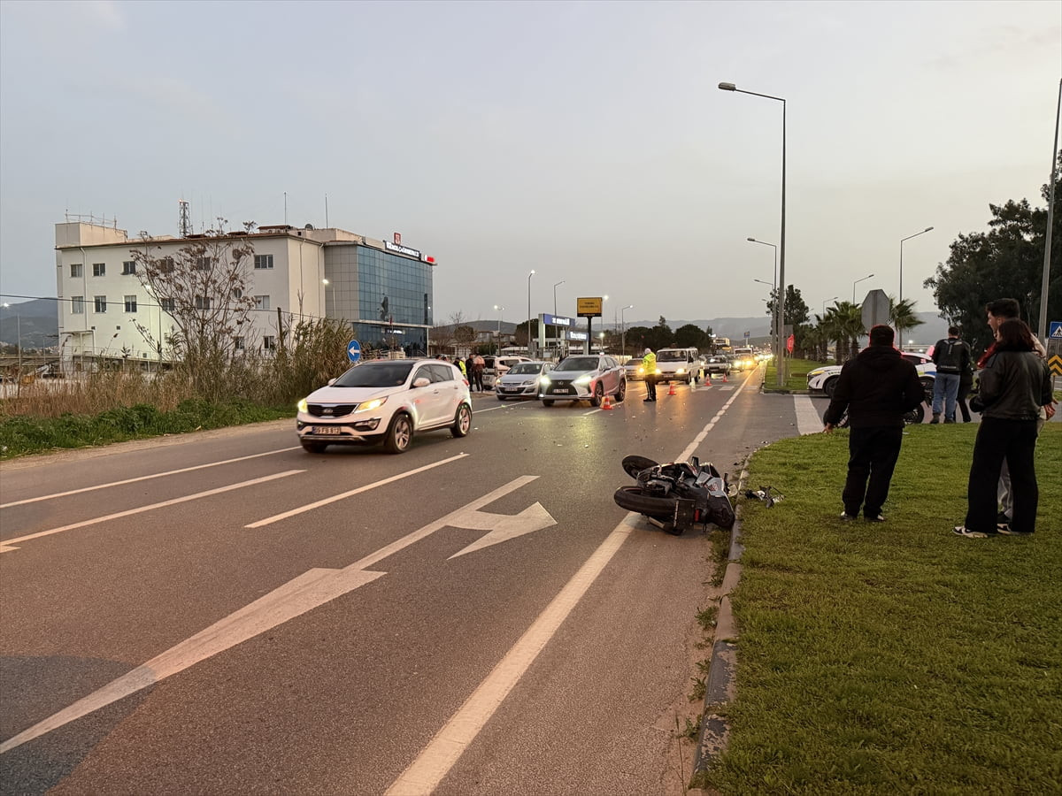Aydın'ın Efeler ilçesinde hafif ticari araç ile motosikletin çarpışması sonucu 1 kişi yaralandı....