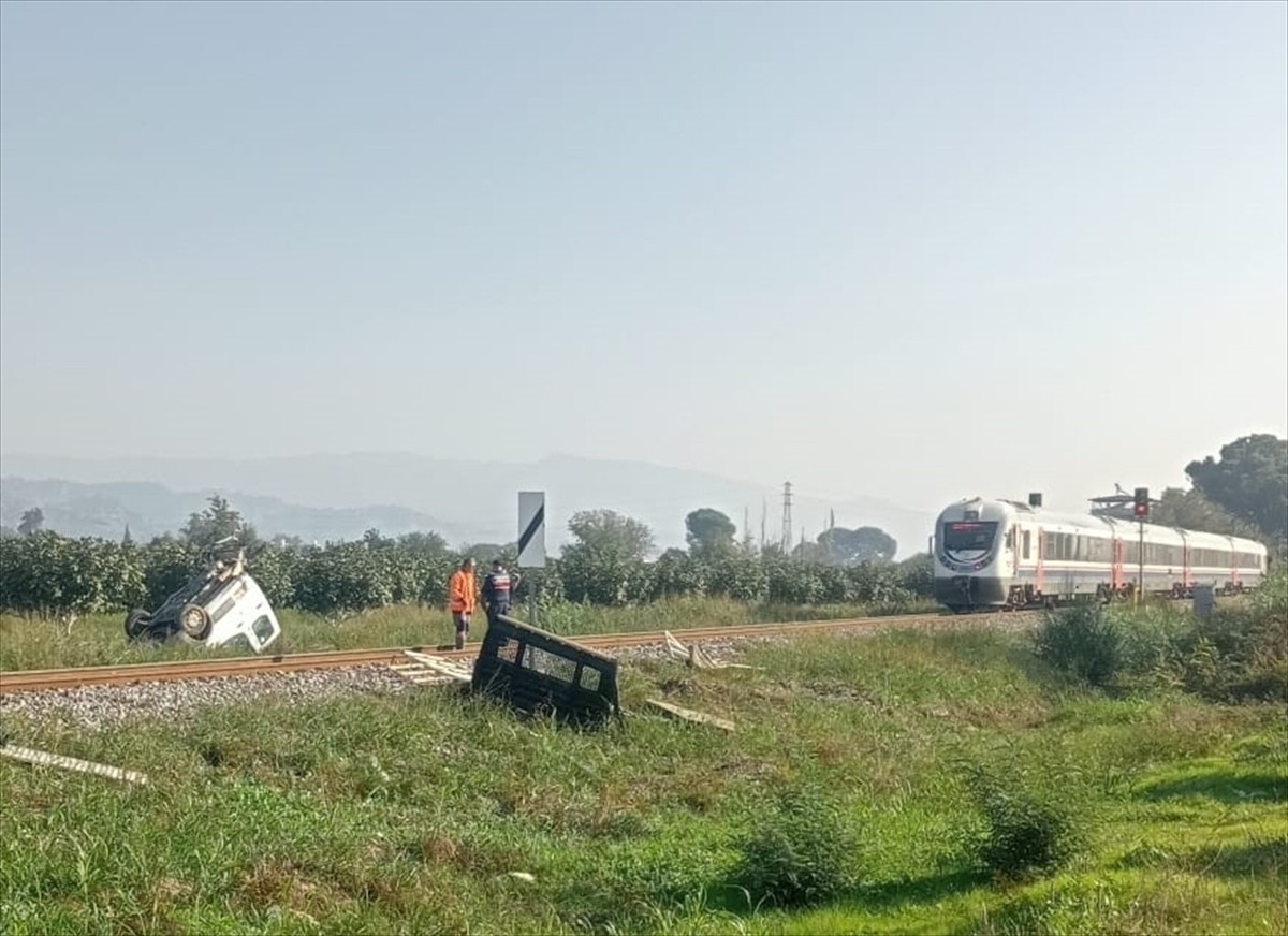 Aydın'ın Efeler ilçesinde, hemzemin geçitte yolcu treninin çarptığı kamyonetin sürücüsü...