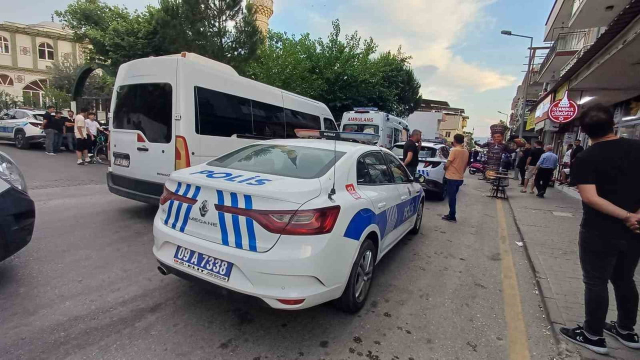 AYDIN'IN EFELER İLÇESİNDE İKİ GRUP ARASINDA ÇIKAN KAVGADA POLİS TARAFLARI BİBER GAZIYLA AYIRIRKEN...