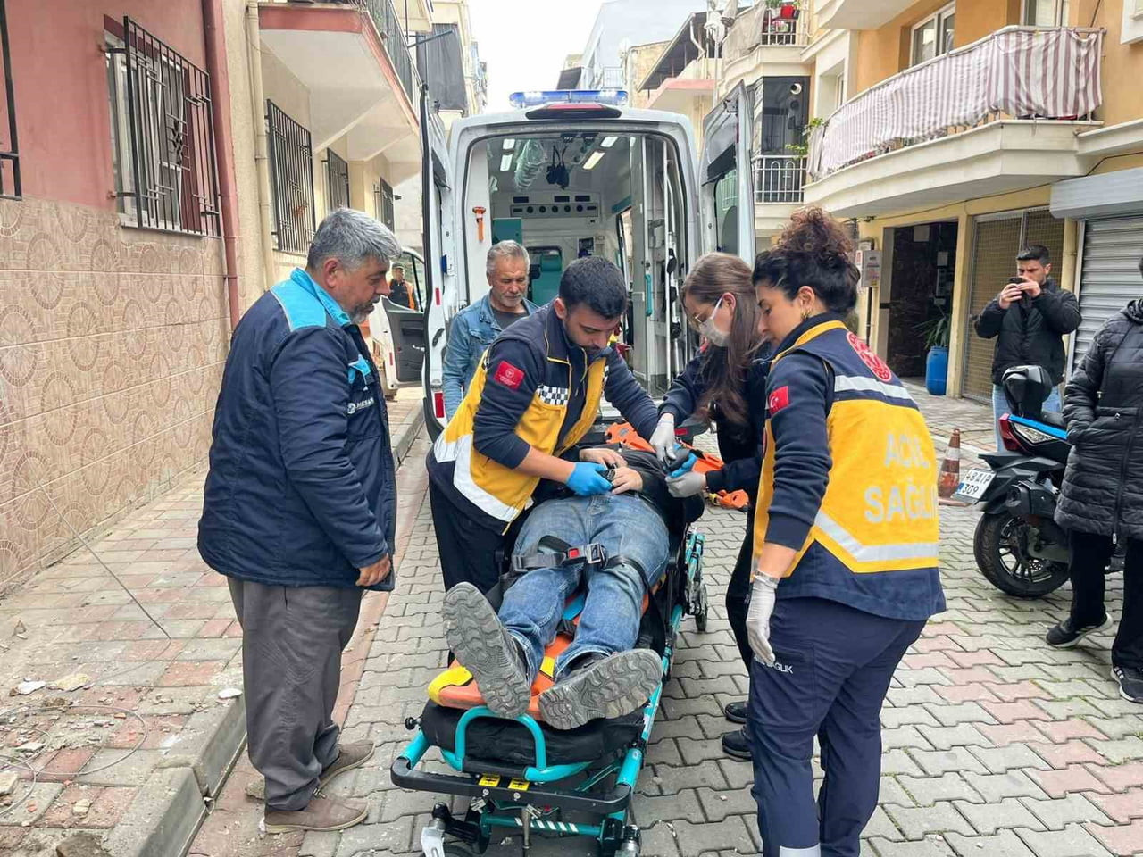 AYDIN'IN EFELER İLÇESİNDE İNTERNET KABLOSU DÖŞEME ÇALIŞMASI YAPAN BİR İŞÇİ, BASTIĞI KLİMA...